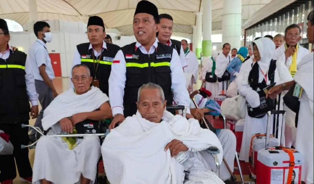 "Saat dilakukan pemeriksaan akhir ternyata kondisinya sedang sakit dan dinyatakan tidak layak terbang," kata Saiful.<br>