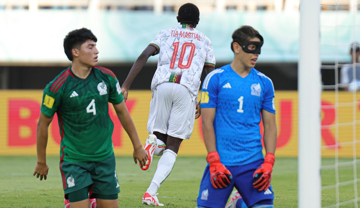Pemain Mali U-17 langsung menekan permainan Meksiko di menit awal pertandingan. (Doc. LOC WCU17/NFL)