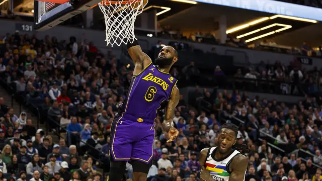 LeBron James melakukan dunk saat Lakers dijamu Timberwolves pada lanjutan NBA