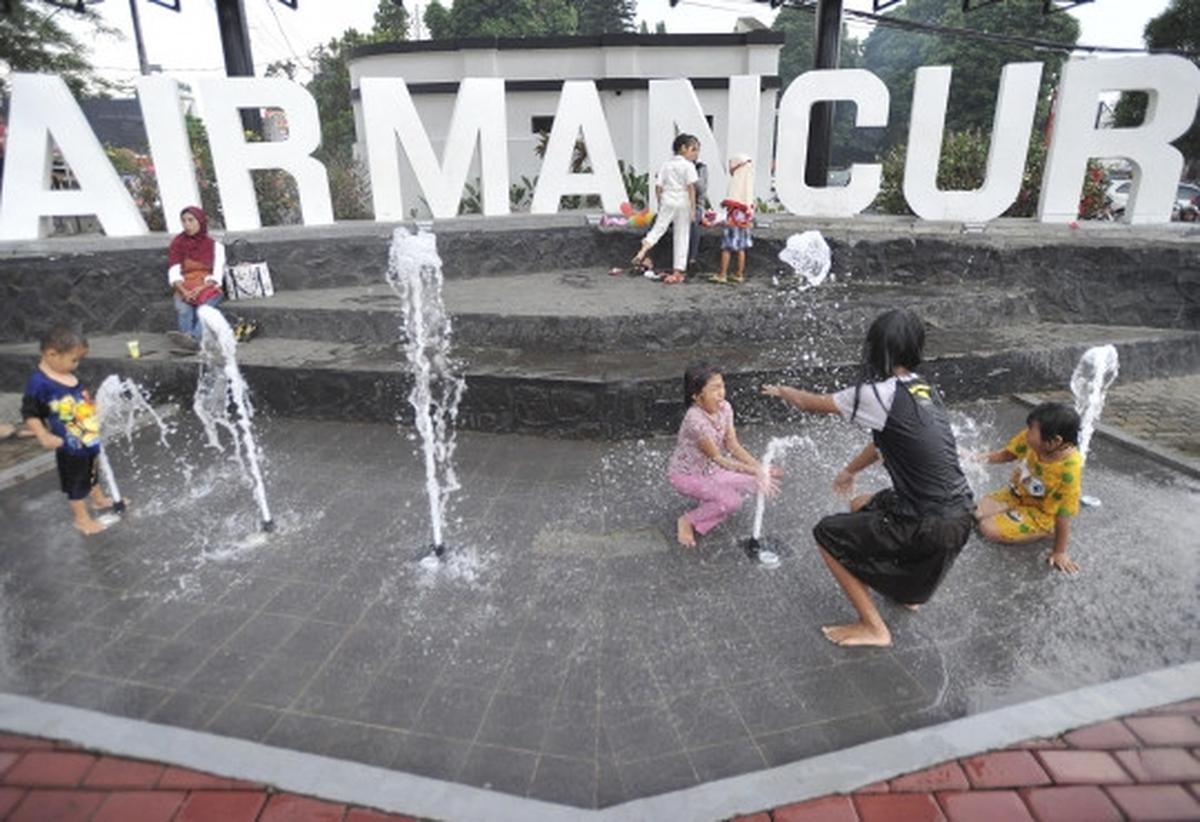 Kegembiraan anak-anak ngabuburit di Taman Air Mancur Bogor