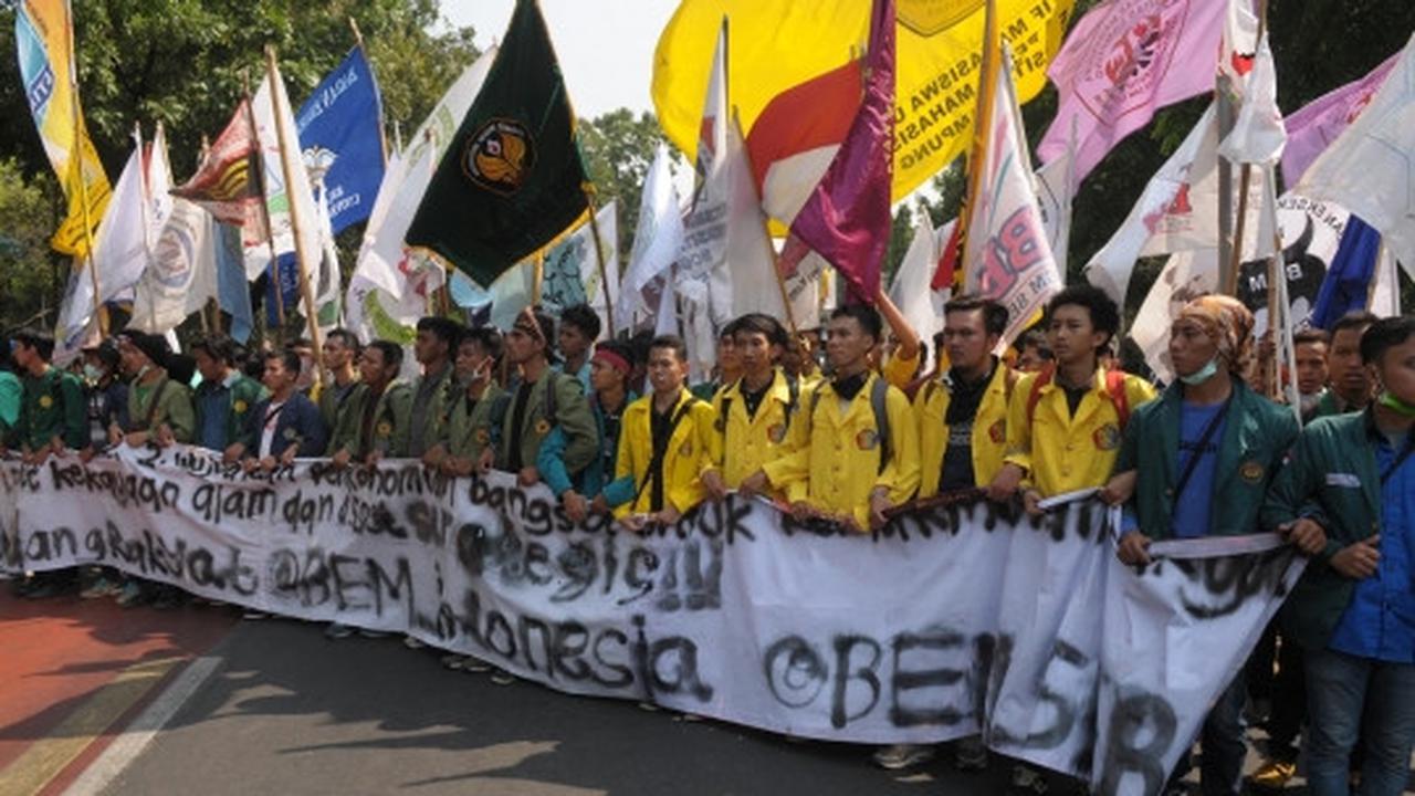 Ratusan mahasiswa gelar 'Sidang Rakyat' di depan Istana Merdeka