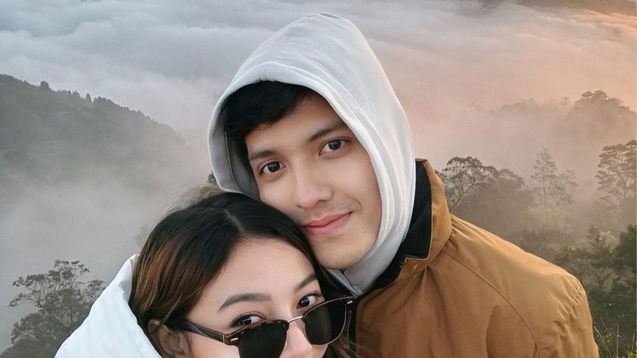 Dalam unggahan Instagram mereka, terlihat bahwa mereka berhasil mencapai puncak gunung tersebut.&nbsp;