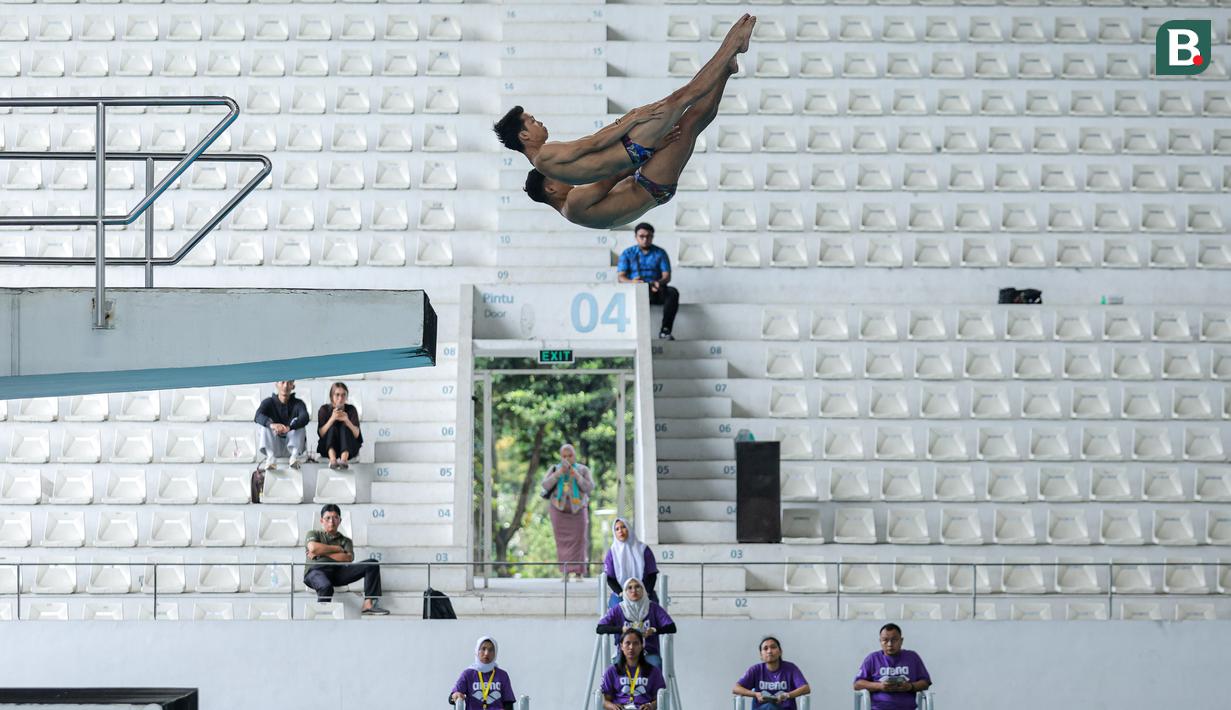 Pasangan atlet loncat indah, Andriyan (atas) dan Adityo Restu Putra melakukan loncatan pada nomor menara synchro putra Kejurnas Akuatik 2026 di Stadion Akuatik Gelora Bung Karno, Senayan, Jakarta, Selasa (05/05/2026). (Bola.com/Bagaskara Lazuardi)