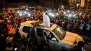Rakyat menyambut kedatangan Presiden baru Gambia, Adama Barrow di Westfield, Gambia, Kamis (26/1). Barrow, yang memenangkan pemilihan umum presiden pada Desember, tinggal sementara di Senegal atas alasan keamanan. (AP Photo/Sylvain Cherkaoui)