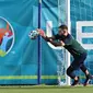 Kiper timnas Italia, Gianluigi Donnarumma mengambil bagian dalam sesi latihan mereka di Acqua Acetosa Sports Center di Roma, Selasa (15/6/2021). Timnas Italia akan meladeni Swiss di Stadio Olimpico, Roma di laga kedua Grup A Euro 2020 pada Kamis, 17 Juni 2021 dini hari WIB. (ANDREAS SOLARO / AFP)