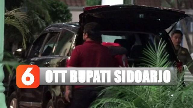 Sebanyak tiga mobil keluar dari Komplek Pendopo dengan membawa berbagai berkas dan sejumlah dokumen pada Minggu dini hari.