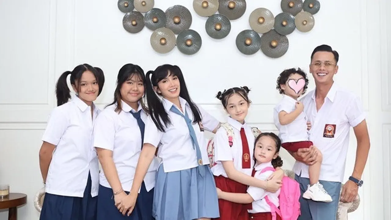 Pakai Seragam SD hingga SMA, Ini 6 Potret Kompak Keluarga Andhika Pratama