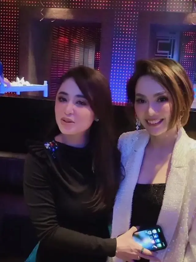 Dewi Perssik bersama Ririn Rinura