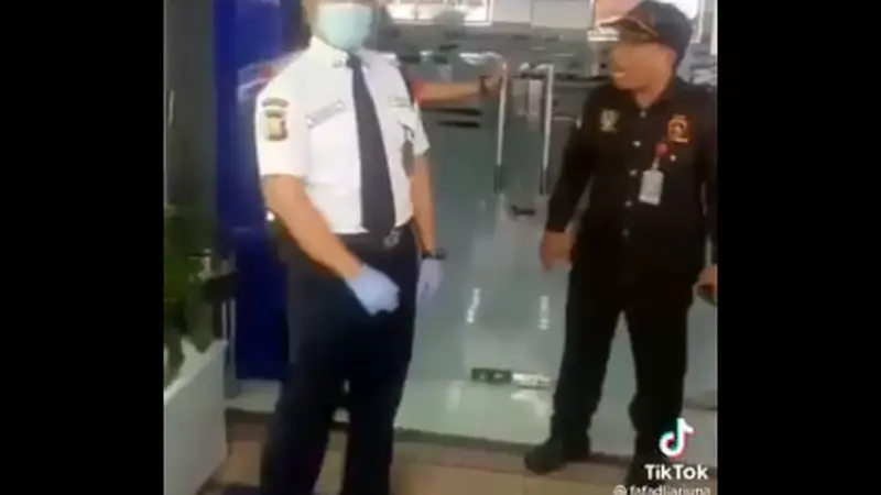 Viral, Aksi Satpam Bersikeras Larang Pengunjung Tak Pakai Masker Masuk Bank