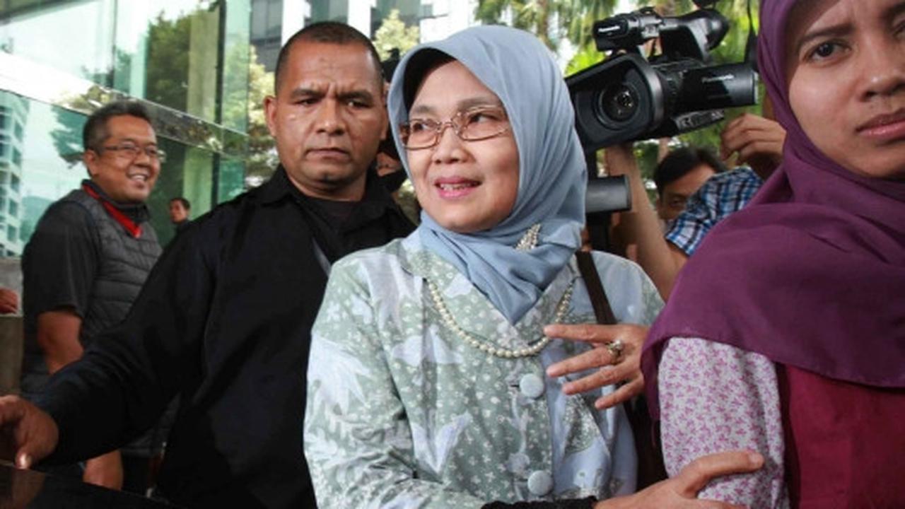 Sekjen DPR usai diperiksa KPK terkait suap Gubernur Sumut