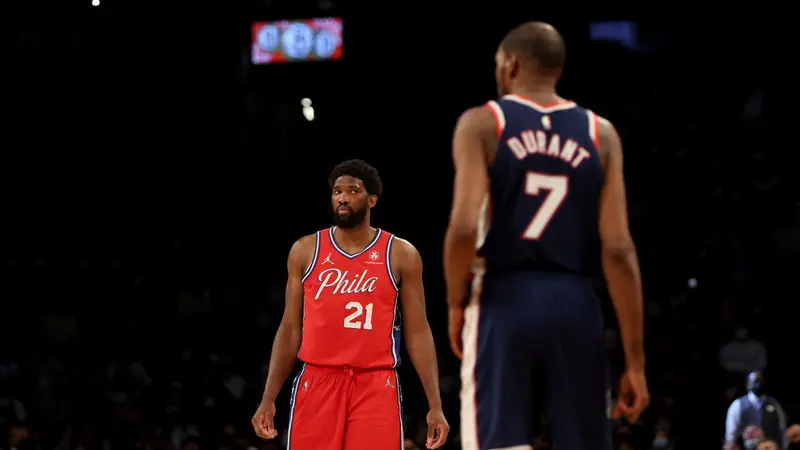 Pemain Sixers Joel Embiid berduel bintang Nets Kevin Durant pada laga NBA