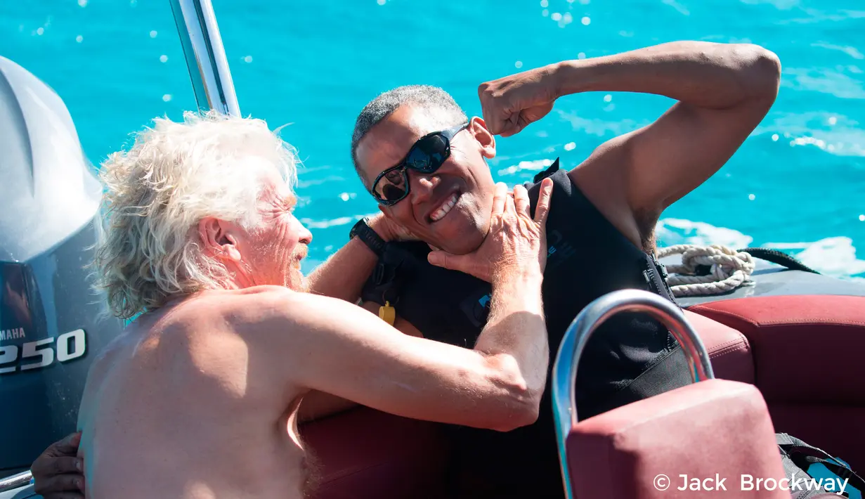Barack Obama (kanan) bersama sahabatnya Richard Branson saat liburan di Kepulauan Karibia, Selasa (7/2). Obama keluarga bersantai setelah pensiun dari Gedung Putih (AP/Jack Brockway)