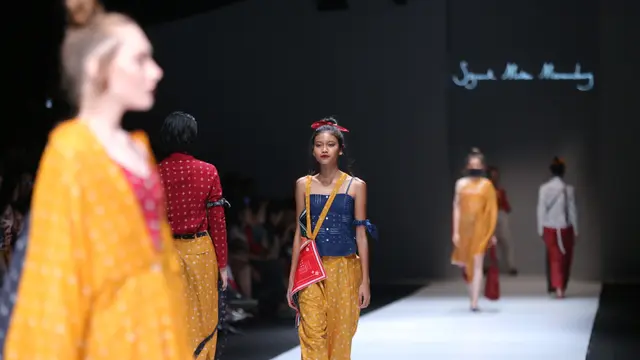 [Fimela] Daur, persembahan Sejauh Mata Memandang di JFW 2020