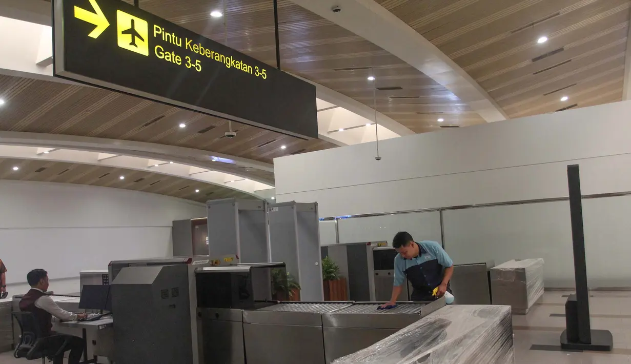 Petugas membersihkan tempat pemindaian peralatan penumpangi di Bandara Husein Sastranegara, Bandung, Jawa Barat, Jumat (7/8/2025).  (Istimewa)
