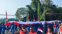 Warga Bogor Arak Bendera Merah Putih Raksasa Sambut HUT ke-80 RI