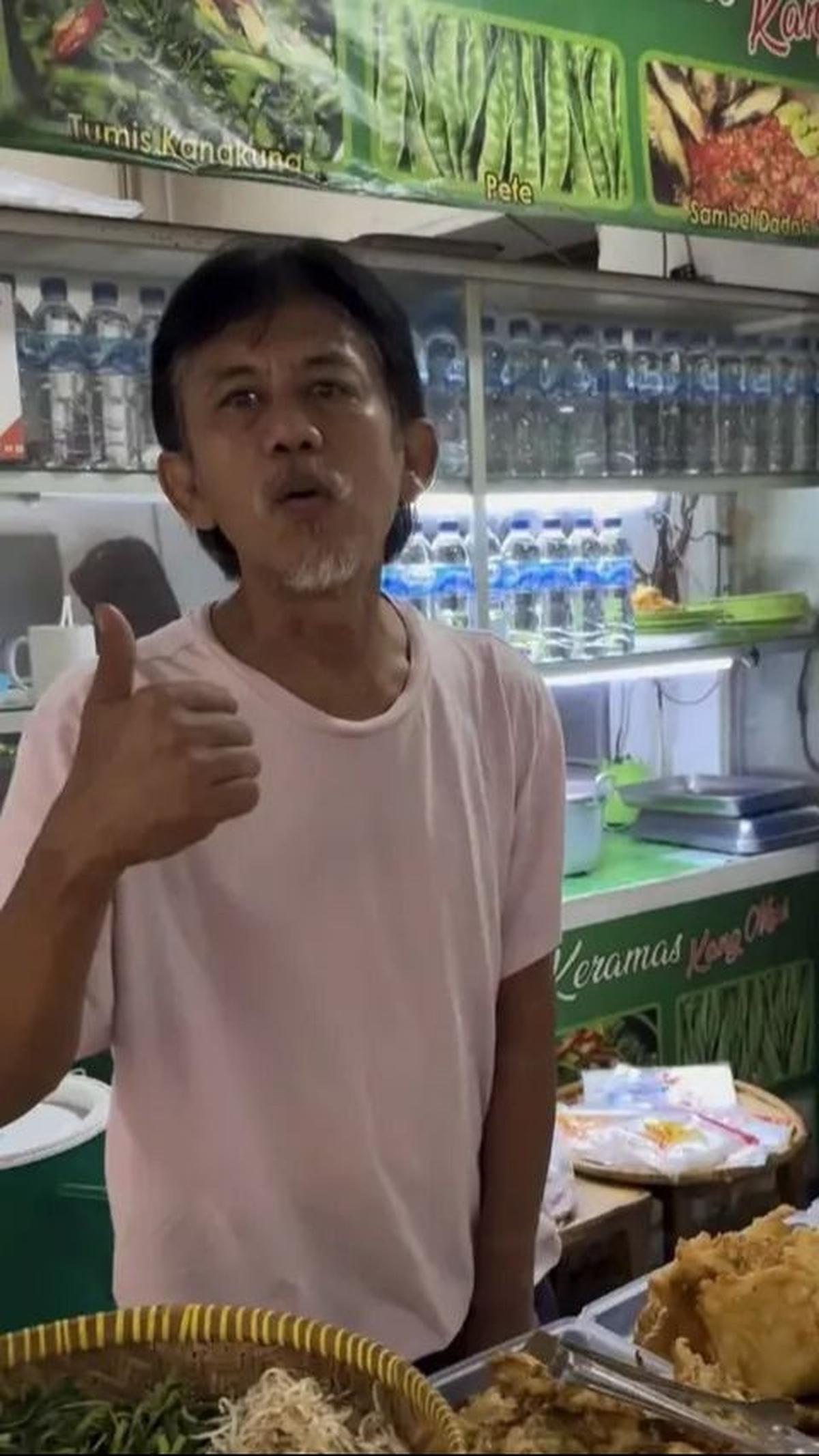 Dalam video yang diunggahnya, terlihat banyak pembeli yang antusias datang ke warung ini, menandakan popularitas dan kualitas makanan yang ditawarkan.