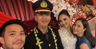 Jessica Mila hadir bersama suaminya, Jessica pun tampil elegan dengan dress yang dikenakan. Ia memilih mengenakan long dress biru dipadukan stiletto heels nude. [@jscmila]