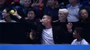 Pemain Juventus, Cristiano Ronaldo menangkap bola tenis yang mengarah kepadanya dan sang kekasih, Georgina saat menyaksikan Novak Djokovic menghadapi John Isner pada laga tenis dunia, ATP Finals 2018, di O2 Arena, London, Senin (12/11). (Glyn KIRK/AFP)