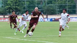 Pemain PSM Makassar, Willem Jan Pluim berhasil melewati dua pemain Arema FC, Johan Alfarizie (kiri) dan Ilham Udin Armaiyn pada laga BRI Liga 1 2022/2023 di Stadion PTIK, Jakarta, Sabtu (4/2/2023). PSM Makassar menang dengan skor 1-0. (Bola.com/M Iqbal Ichsan)