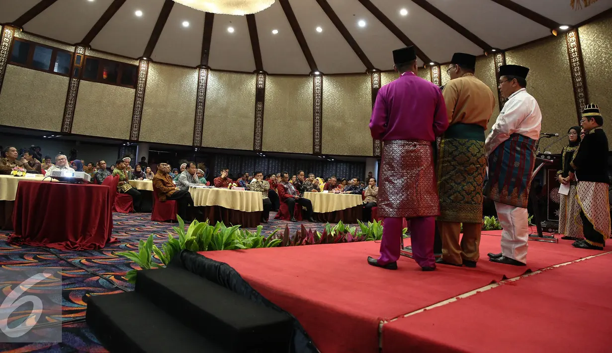 Suasana finalis diatas panggung saat menjawab pertanyaan yang diberikan oleh tim panel ahli dalam penutupan raker peraturan perundangan-undangan serta pemberian Anugerah Nawacita Legislasi 2016 di Jakarta, Jumat (24/6). (Liputan6.com/Faizal Fanani)