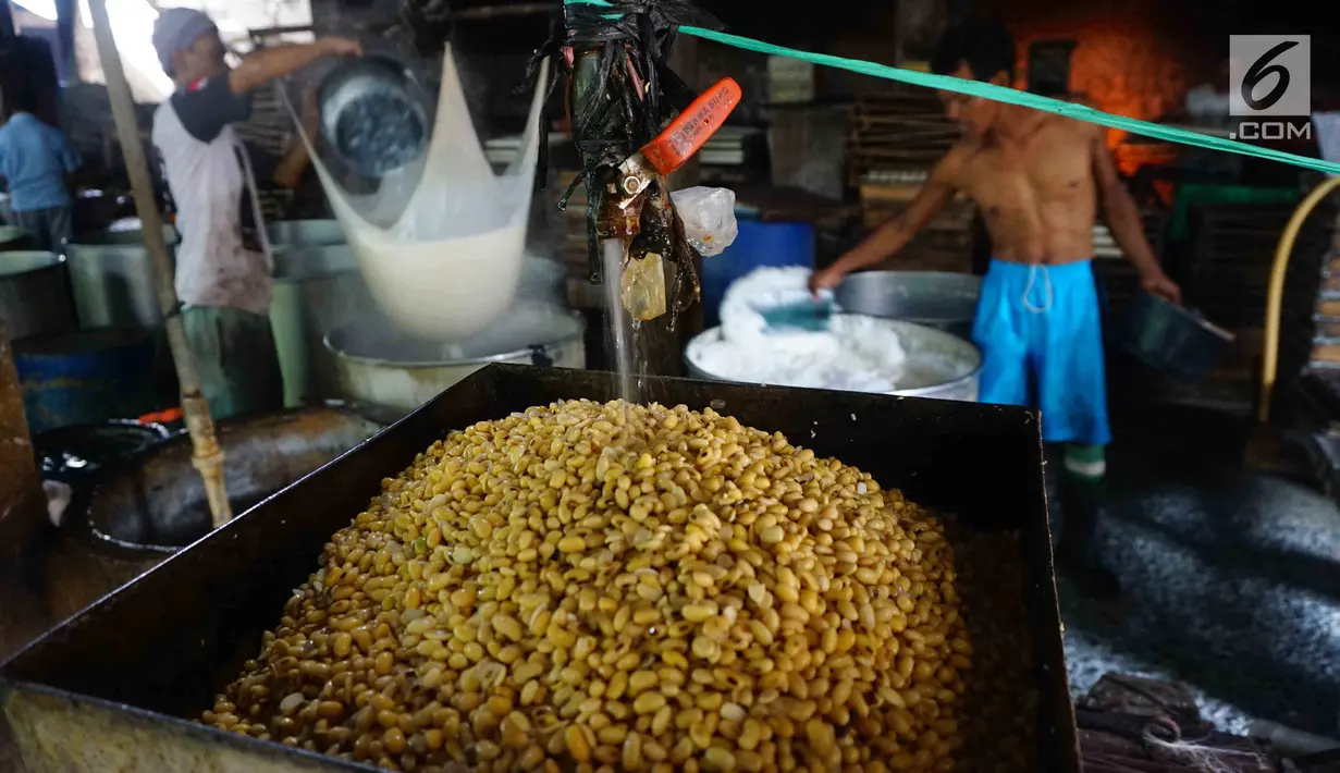 Kedelai dicuci sebelum diolah menjadi tahu di industri rumahan di Jakarta, Senin (22/1). Kementerian Koperasi dan Usaha Kecil dan Menengah akan menurunkan besaran suku bunga KUR dari 9 persen menjadi 7 persen efektif per tahun. (Liputan6.com/Angga Yuniar)