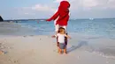 Shireen dan Adam tidak mau melewatkan kesempatan untuk menikmati indahnya pasir putih. (via Instagram)
