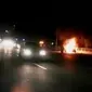 Sedan mewah ludes terbakar di Jalan Tol Dalam Kota Angke-Cengkareng. (Liputan 6 SCTV.