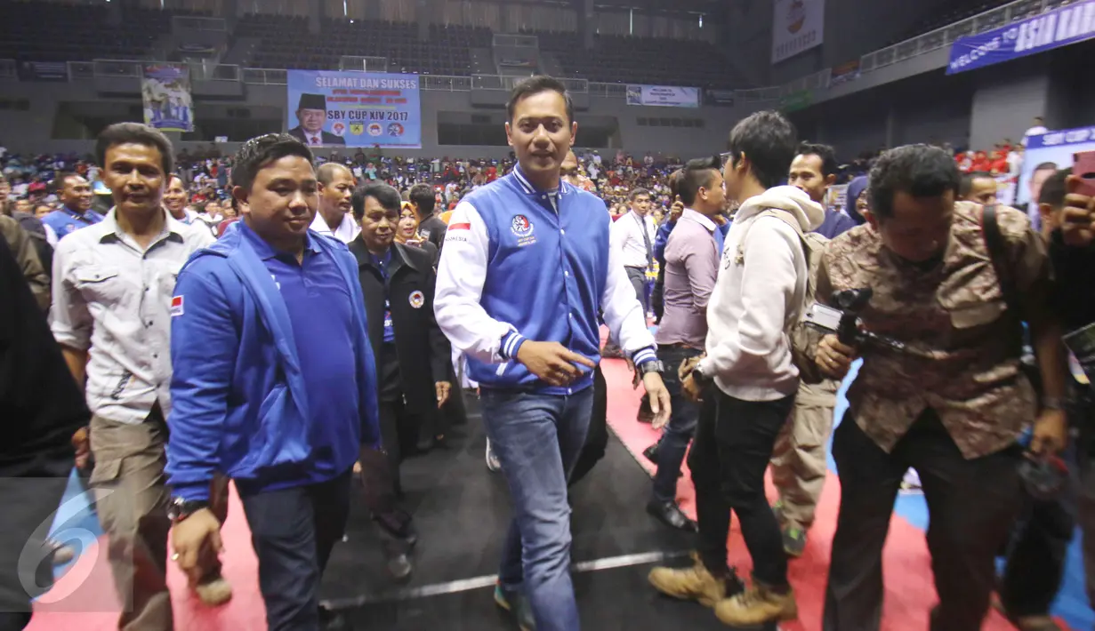 Agus Harimurti Yudhoyono berjalan meninggalkan lapangan usai menyerahkan piala bergilir Asia Karate Championship (SBY) CUP XIV 2017 di Kelapa Gading, Jakarta Utara, Sabtu (25/2). (Liputan6.com/Helmi Afandi)