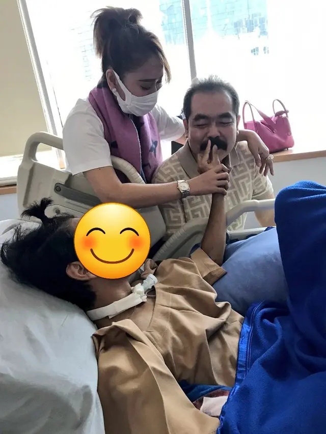David Ozora memegang kumis Adam Suseno, suami Inul Daratista.