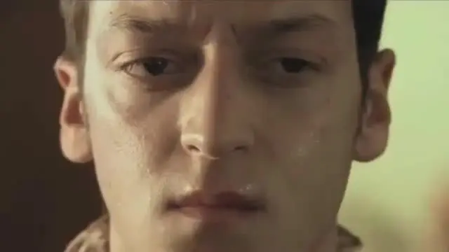 Mesut Ozil Rela Berperan Jadi Koboi di Iklan Ini