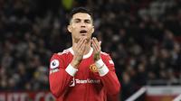 Striker Manchester United Cristiano Ronaldo kecewa setelah kehilangan peluang mencetak gol ke gawang Burnley pada pertandingan Liga Inggris di Old Trafford, Jumat (31/12/2021) dini hari WIB. (Oli SCARFF / AFP)
