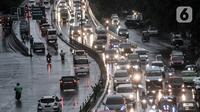 Kondisi lalu lintas saat hujan mengguyur Jakarta, Senin (26/10/2020). BPBD DKI Jakarta mengeluarkan peringatan dini cuaca berupa potensi terjadinya hujan lebat disertai petir dan angin kencang dampak dari siklon tropis Molave hingga 27 Oktober 2020. (merdeka.com/Iqbal S. Nugroho)