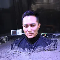 The Perfect Escape, aksi Demian Aditya kubur diri hidup-hidup dalam semen selama 50 jam. (Galih W. Satria/Bintang.com)