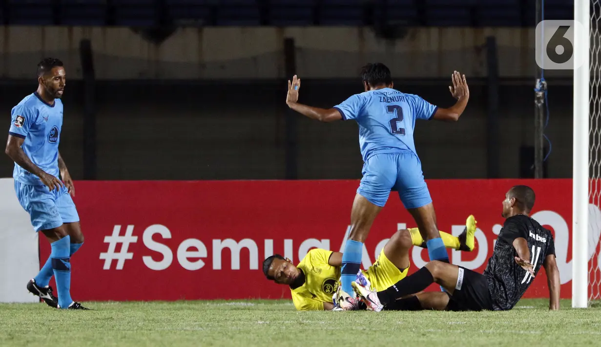 Kiper Persela Lamongan Dwi Kuswanto (tengah) berhasil menangkap bola dalam pertandingan babak penyisihan Grup C Piala Menpora 2021 melawan Madura United di Stadion Si Jalak Harupat, Bandung, Kamis (1/4/2021). Pertandingan berakhir dengan skor 1-1. (Bola.com/Ikhwan Yanuar)