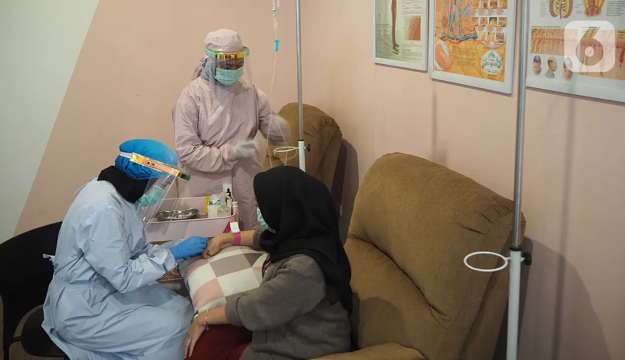 Perawat memberi cairan antioksidan saat perawatan tubuh wanita di The Aesthetics Salon, Jalan Raya Yasmin, Bogor, Jawa Barat, Minggu (14/6/2020). Saat ini, protokol kesehatan untuk memutus penyebaran COVID-19 telah menjadi kebiasaan masyarakat di berbagai sendi kehidupan. (merdeka.com/Arie Basuki)
