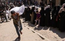 FOTO: Perjuangan Warga Jalur Gaza Mengantre Panjang Demi Sekantung Tepung