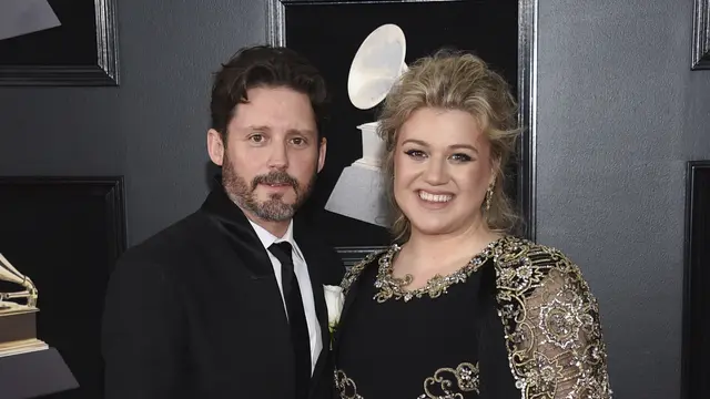 Kelly Clarkson dan Brandon Blackstock dalam 60th Grammy Awards. (Photo by Evan Agostini/Invision/AP, File)