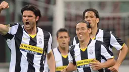Juventus forward Vincenzo Iaquinta (L) celebrates with teammates after scoring against AC Milan during their Italian Serie A football match on May 10, 2009 at San Siro Stadium in Milan. AFP PHOTO / GIUSEPPE CACACE 