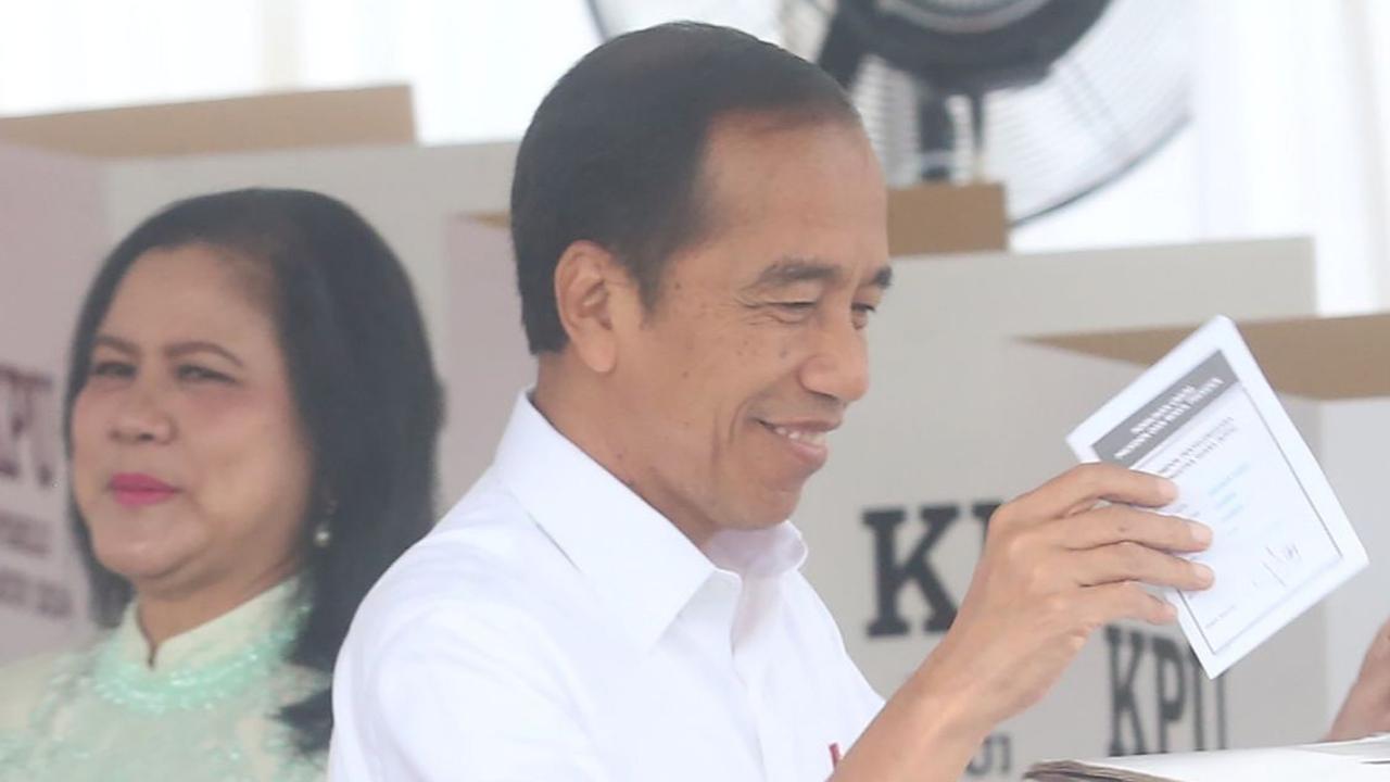 FOTO: Nyoblos di TPS 10, Outfit Jokowi Tampil Putih Hitam dan Iriana Anggun dengan Kebaya Hijau Muda