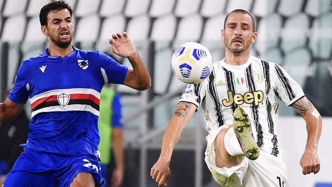 Pemain Sampdoria Mehdi Leris (kiri) berebut bola dengan pemain Juventus Leonardo Bonucci pada pertandingan Serie A di Stadion Allianz, Turin, Italia, Minggu (20/9/2020). Juventus menaklukkan Sampdoria dengan skor 3-0. (Marco Alpozzi/LaPresse via AP)