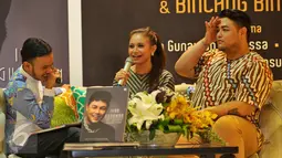 Perancang busana Ivan Gunawan ditemani penyanyi Rossa dan Ruben Onsu saat meluncurkan buku 'Aku Berkarya Dengan Cinta', Jakarta, Rabu (11/11). Ivan merilis buku untuk memperingati 10 tahun karirnya di bidang fashion. (Liputan6.com/Faisal R Syam)