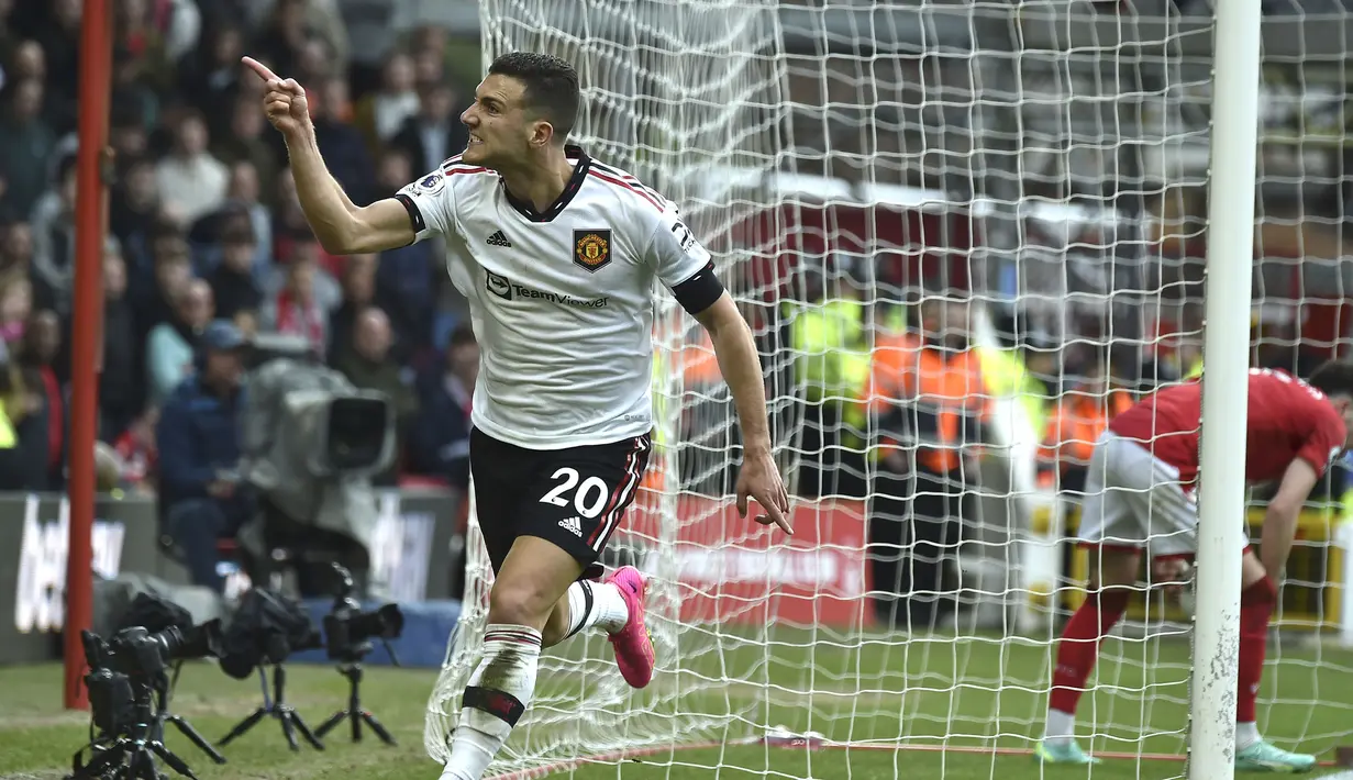 Pemain Manchester United, Diogo Dalot merayakan gol kedua timnya saat laga lanjutan Liga Inggris 2022/2023 melawan Nottingham Forest di City Ground, Nottingham, Senin (17/04/2023) WIB. Ini merupakan gol perdana Dalot di Liga Inggris. (AP Photo/Rui Vieira)