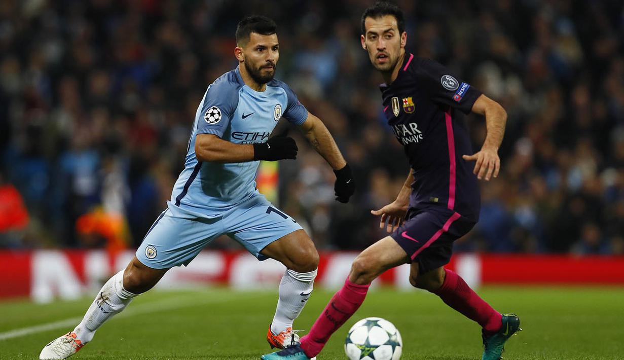 Striker Manchester City, Sergio Aguero, berusaha melewati gelandang Barcelona, Sergio Busquets, pada laga Liga Champions di Stadion Ettihad, Inggris, Selasa (1/11/2016). City menang 3-1 atas Barcelona. (Reuters/Jason Cairnduff)