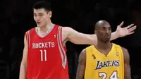 Perbandingan tinggi badan Yao Ming (kiri) dan Kobe Bryant. (Reuters)