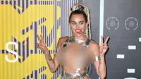 Deretan Artis yang Nyaris Bugil di Red Carpet