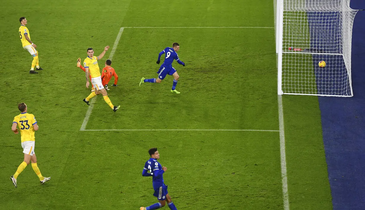 Pemain Leicester City Jamie Vardy mencetak gol ke gawang Brighton pada pertandingan Liga Premier Inggris di Stadion King Power, Leicester, Inggris, Minggu (13/12/2020). Leicester City menang 3-0. (Michael Regan/Pool via AP)