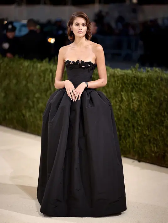 Dengan gaun beraksen laser cut pada area dada disertai struktur balon yang megah. Gaun dramatis Kaia Gerber terlihat sangat anggun dan mencuri atensi. (Foto: Instagram/ Oscar de la Renta).