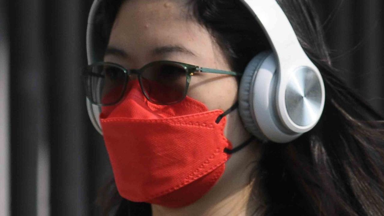 Dinas Kesehatan DKI Jakarta menghimbau warga untuk kembali menggunakan masker saat beraktivitas di luar ruangan.