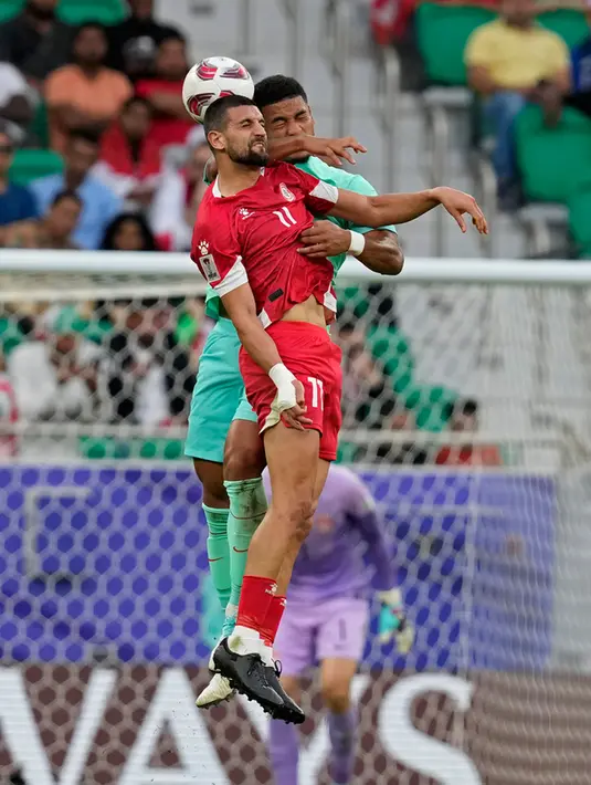 <p>Meski demikian, China kesulitan menembus pertahanan Lebanon pada babak pertama. Skor kacamata 0-0 bertahan hingga turun minum. (AP Photo/Thanassis Stavrakis)</p>