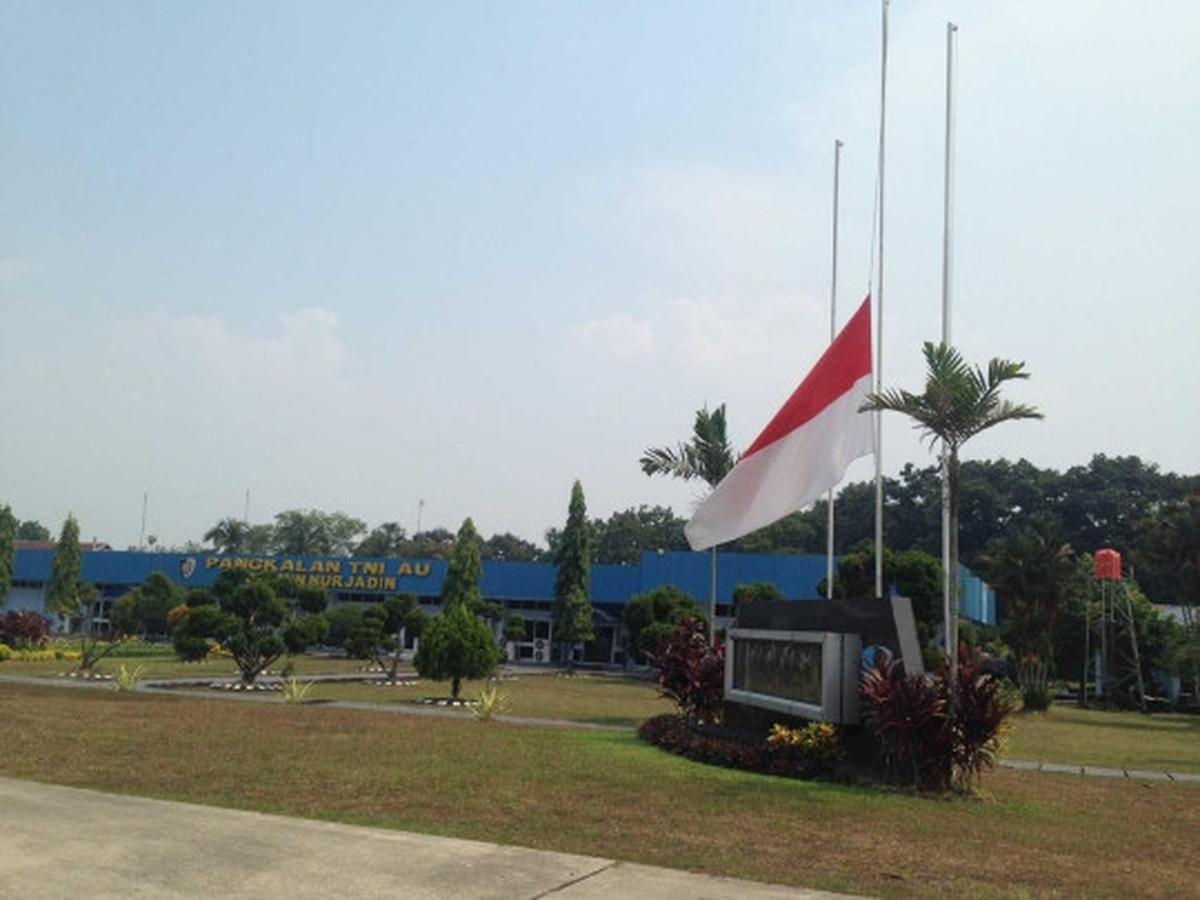 Bendera setengah tiang berkibar di Markas TNI AU Pekanbaru